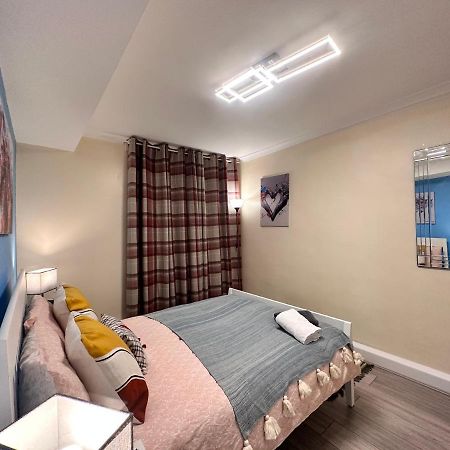 Posh 2-Bedroom, Living Room, Kitchen & 1.5 Bathroom London Exterior foto