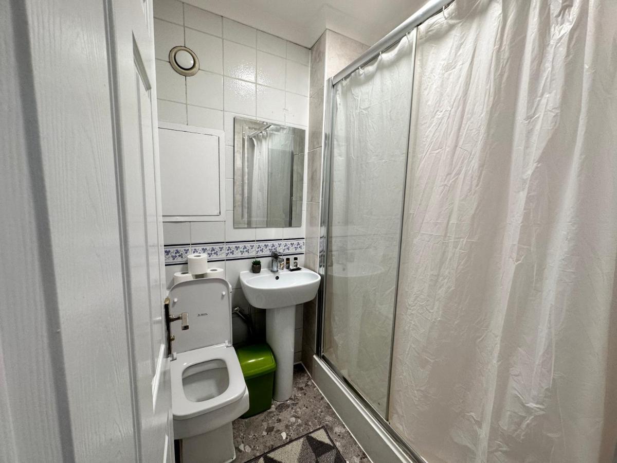 Posh 2-Bedroom, Living Room, Kitchen & 1.5 Bathroom London Exterior foto