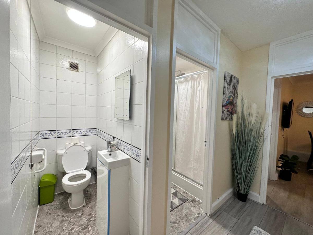 Posh 2-Bedroom, Living Room, Kitchen & 1.5 Bathroom London Exterior foto